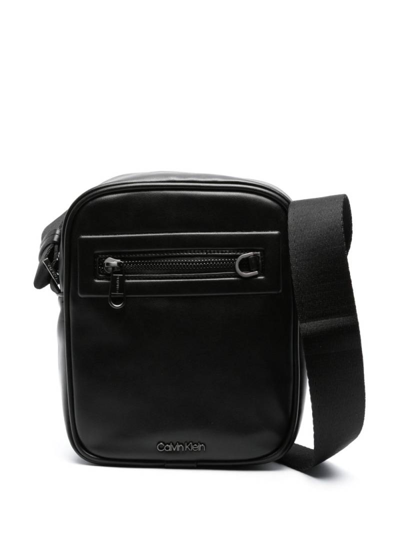 Calvin Klein Elevated logo-lettering messenger bag - Black von Calvin Klein