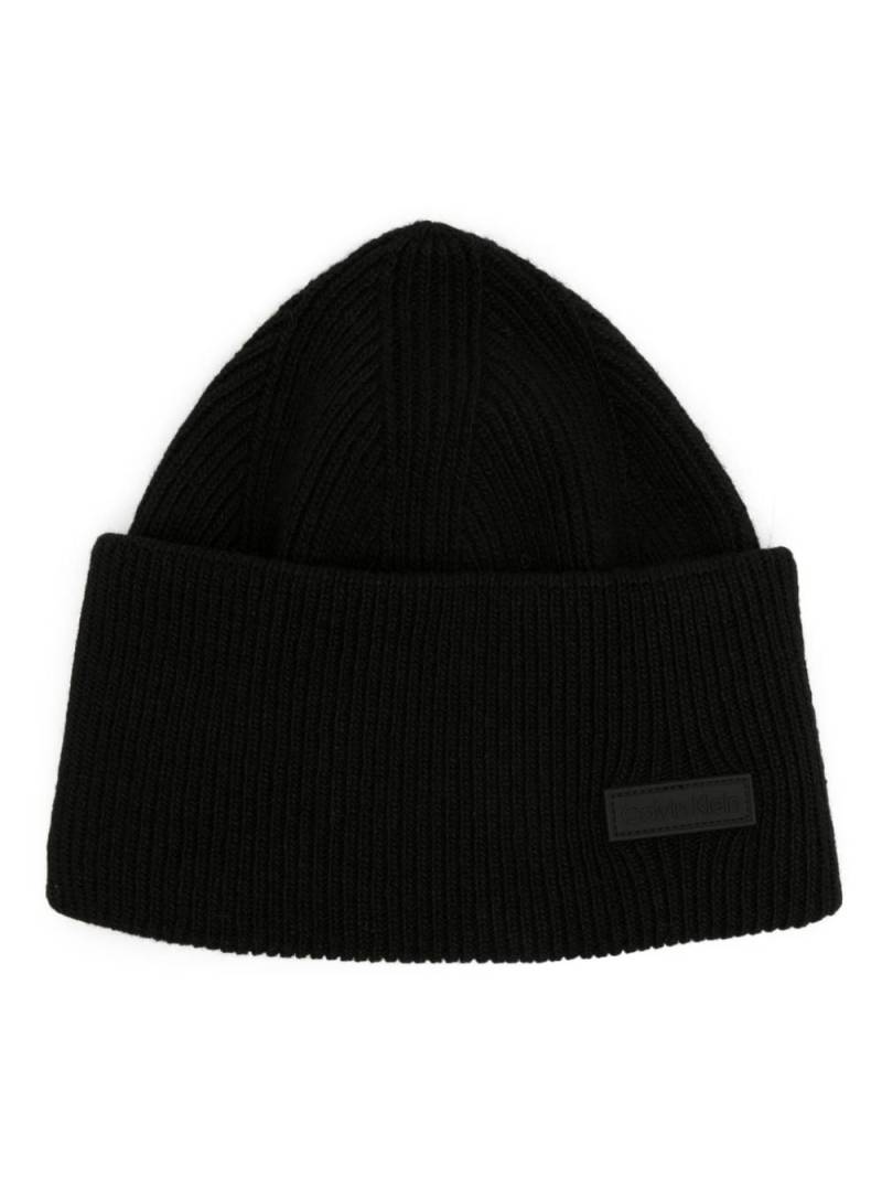 Calvin Klein Essential logo-patch beanie - Black von Calvin Klein