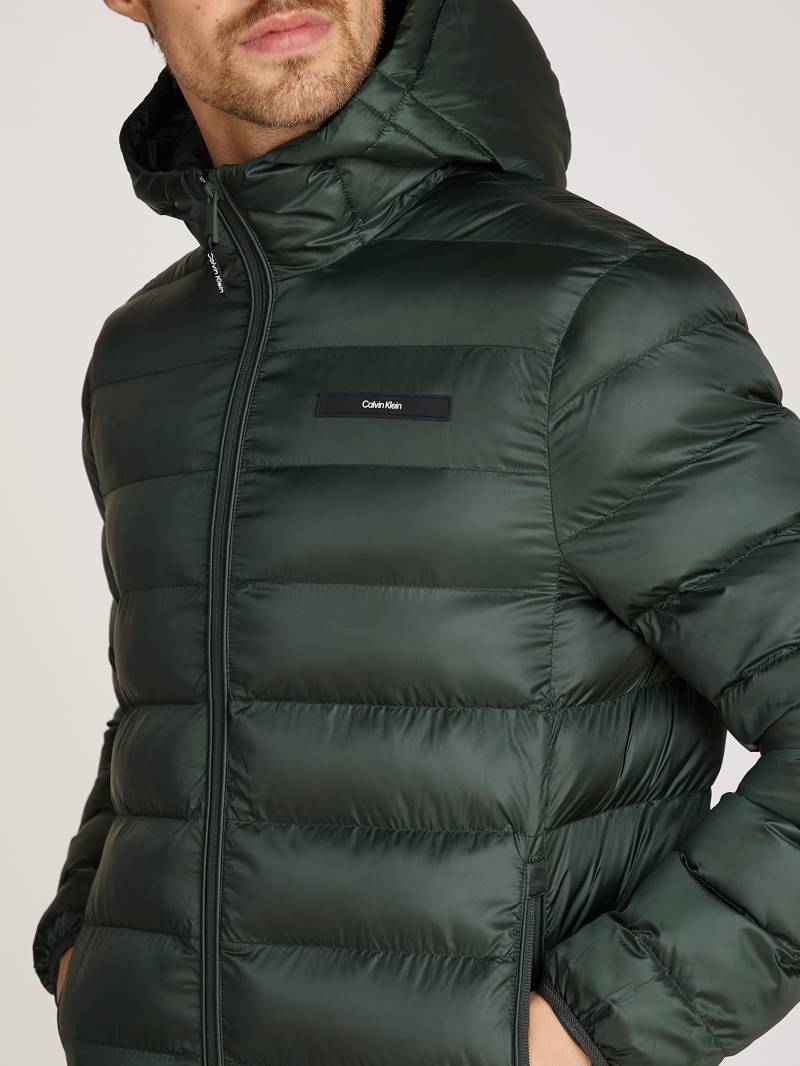 Calvin Klein Outdoorjacke »RECYCLED HOODED PUFFER JACKET«, mit Kapuze, mit Logopatch von Calvin Klein