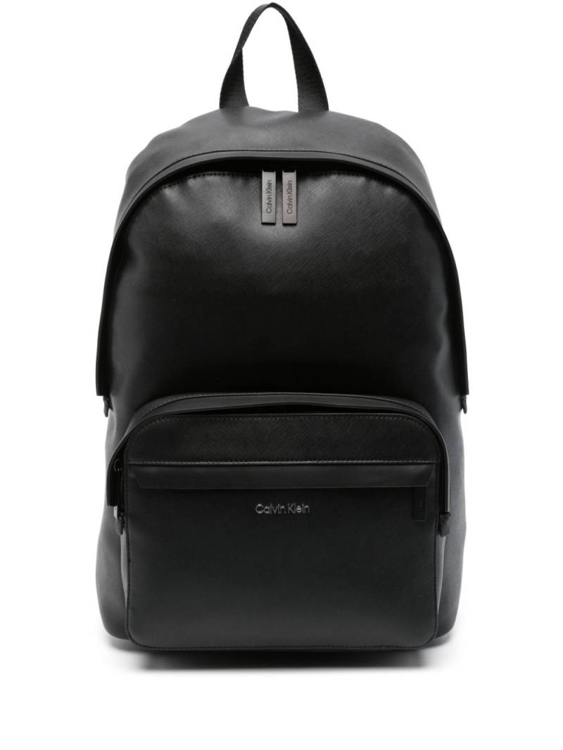 Calvin Klein debossed-logo backpack - Black von Calvin Klein