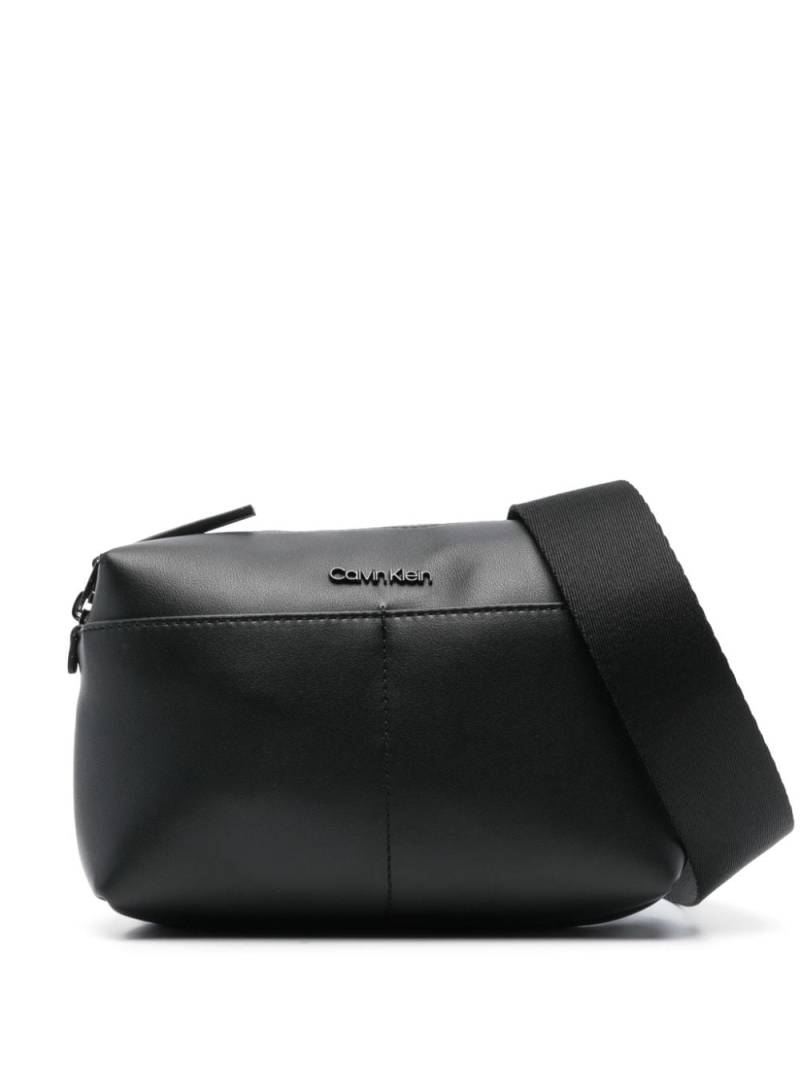 Calvin Klein logo-lettering cross body bag - Black von Calvin Klein