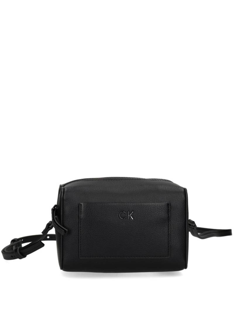 Calvin Klein logo-lettering crossbody bag - Black von Calvin Klein