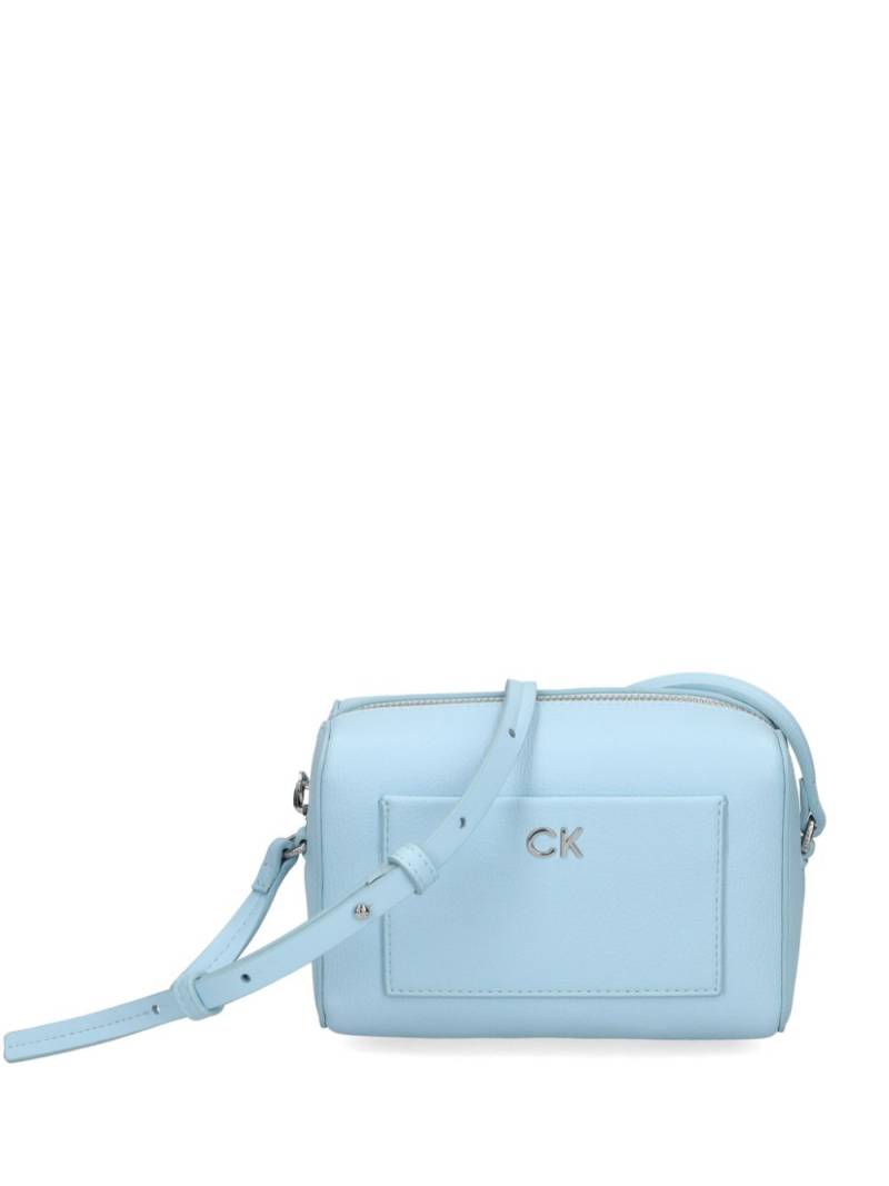 Calvin Klein logo-lettering crossbody bag - Blue von Calvin Klein