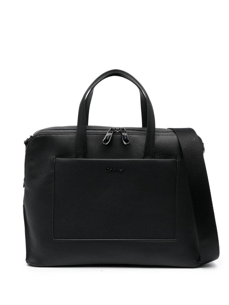 Calvin Klein logo-lettering pebbled laptop bag - Black von Calvin Klein