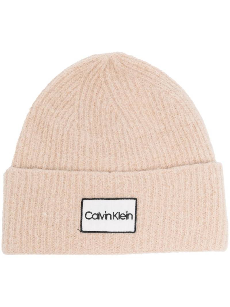 Calvin Klein logo-patch ribbed beanie - Neutrals von Calvin Klein