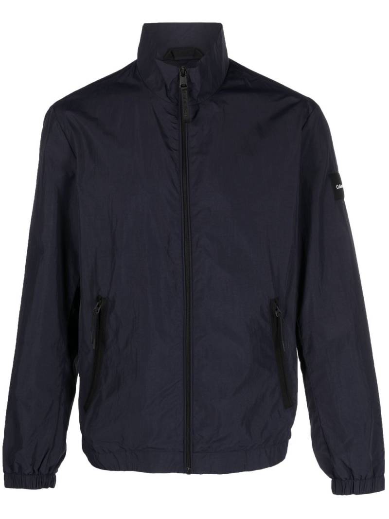 Calvin Klein logo-patch zip-up jacket - Blue von Calvin Klein