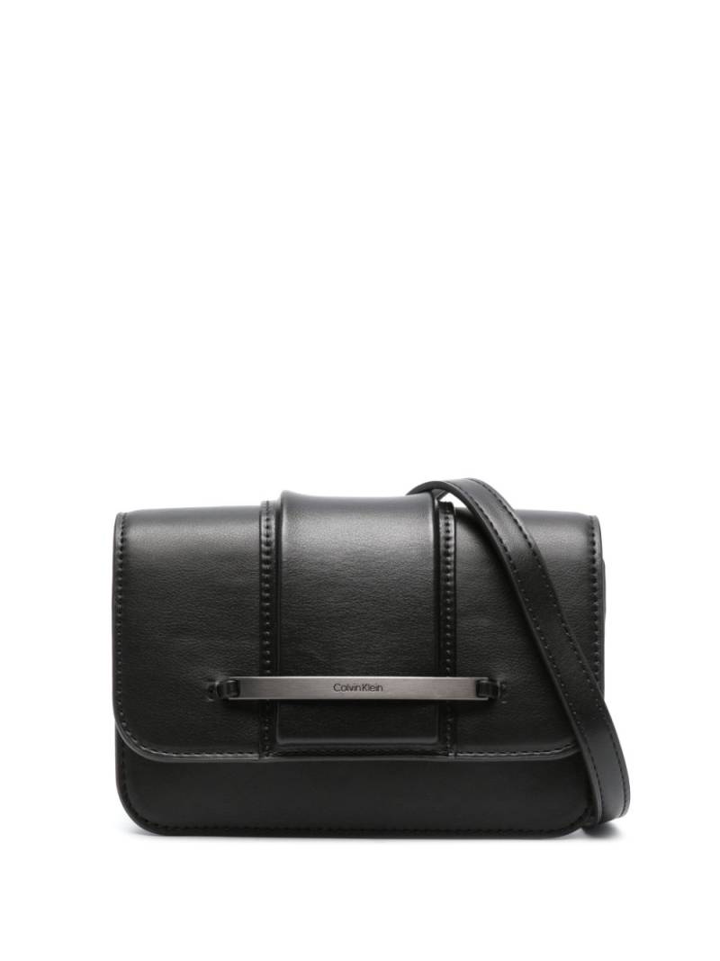 Calvin Klein logo-plaque faux-leather crossbody bag - Black von Calvin Klein