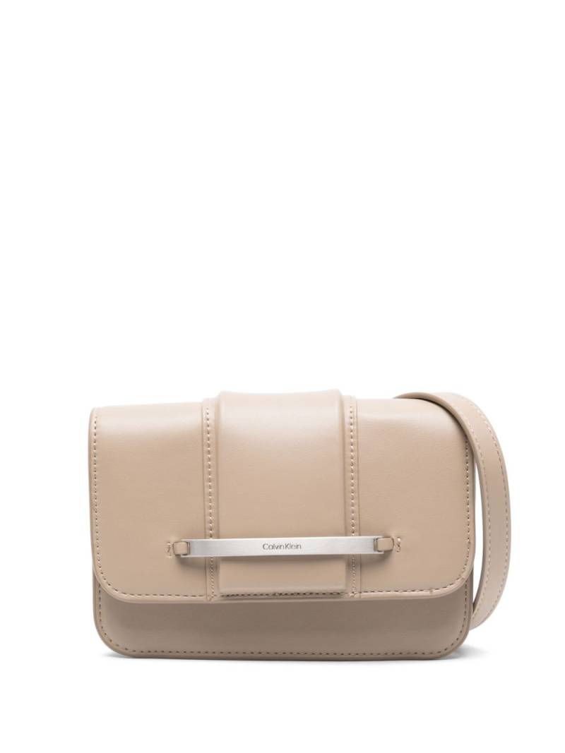 Calvin Klein logo-plaque faux leather crossbody bag - Neutrals von Calvin Klein