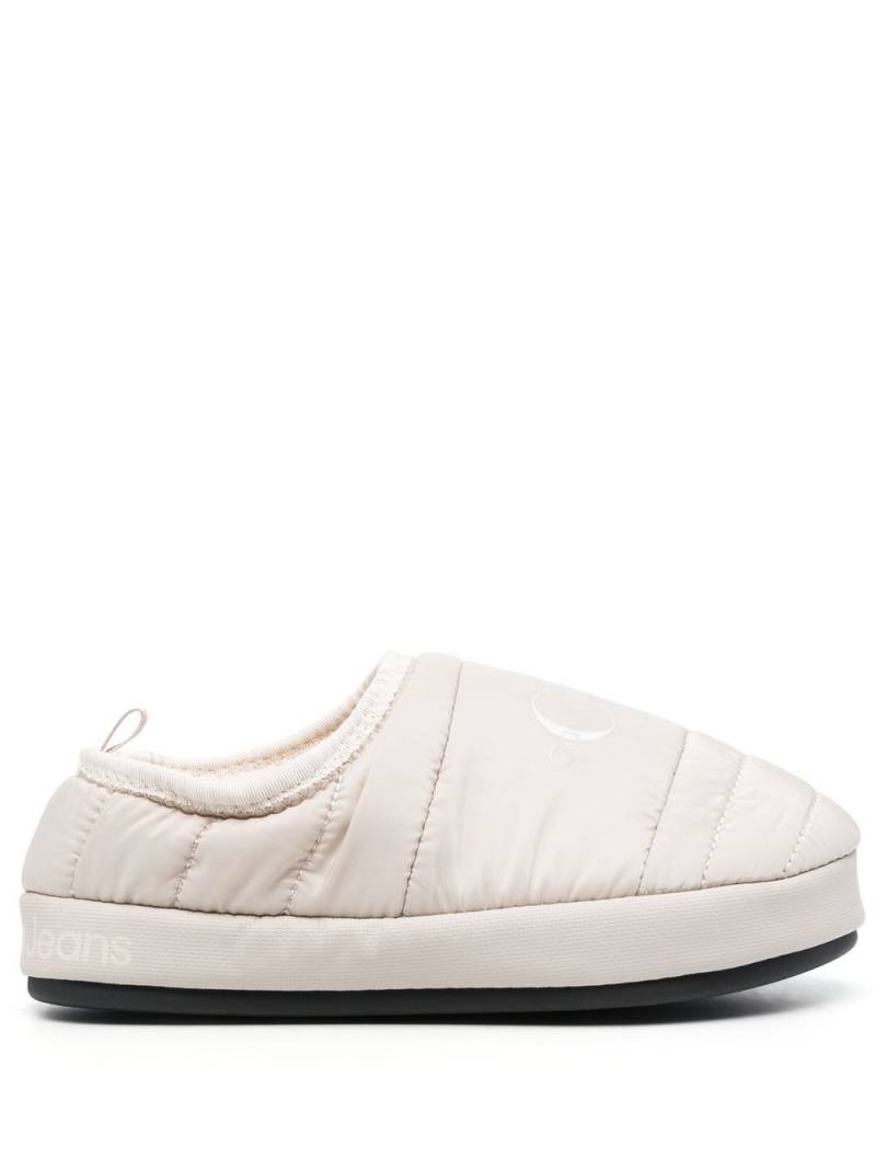 Calvin Klein logo-print padded slippers - Neutrals von Calvin Klein