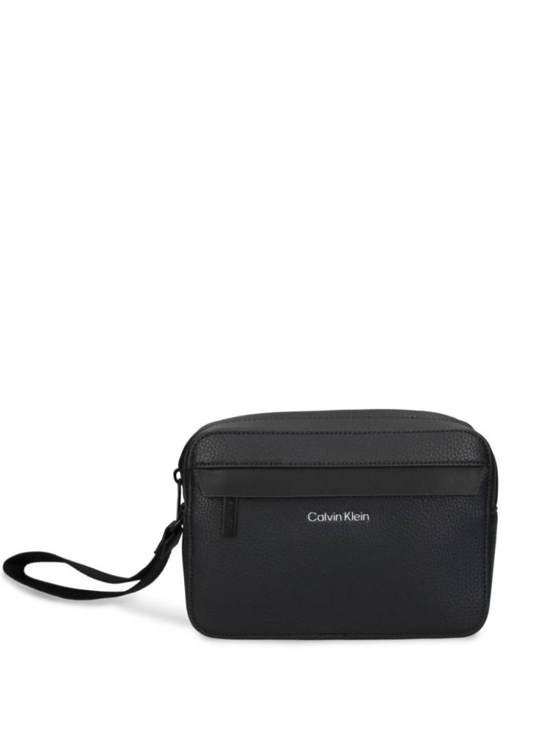 Calvin Klein logo-print wash bag - Black von Calvin Klein