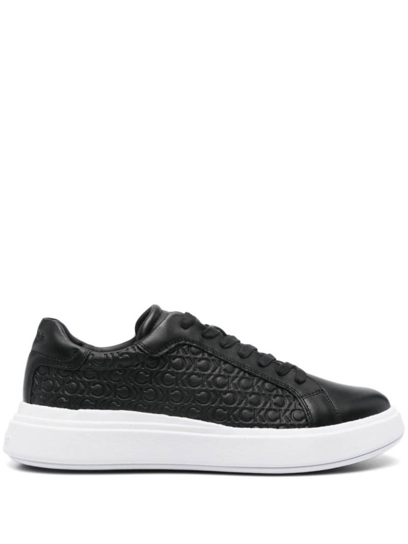 Calvin Klein monogram-debossed sneakers - Black von Calvin Klein