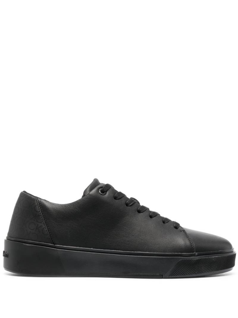 Calvin Klein monogram-print low-top sneakers - Black von Calvin Klein