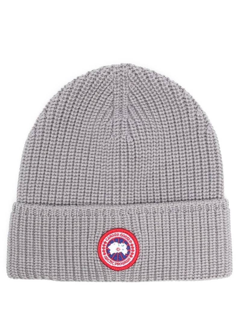 Canada Goose logo-patch ribbed beanie - Grey von Canada Goose