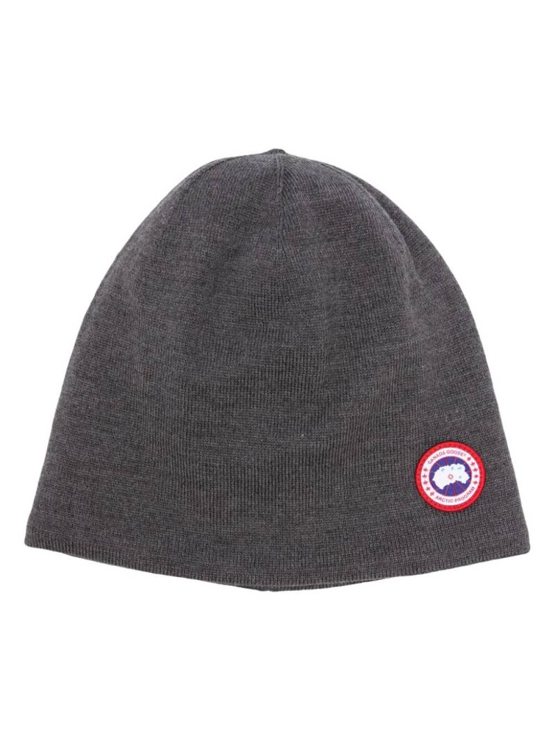 Canada Goose logo-patch ribbed-knit beanie - Grey von Canada Goose