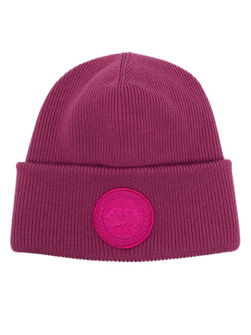 Canada Goose logo-patch ribbed-knit beanie - Purple von Canada Goose