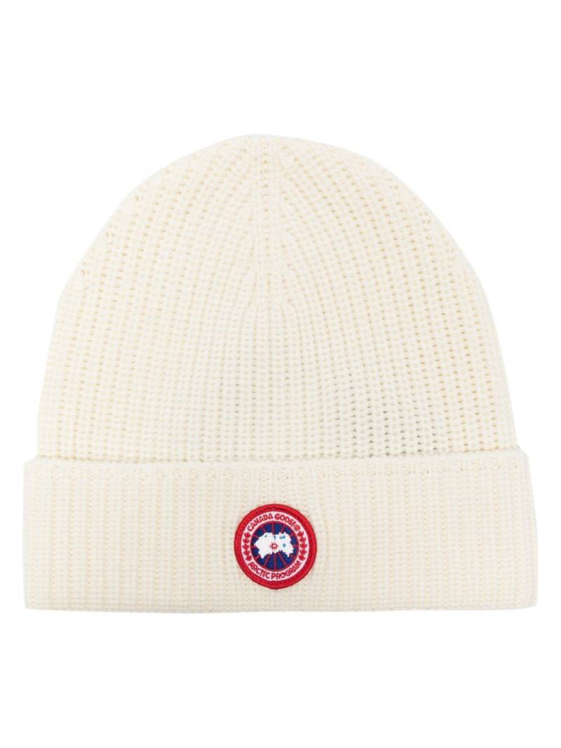 Canada Goose logo-patch ribbed-knit beanie - White von Canada Goose