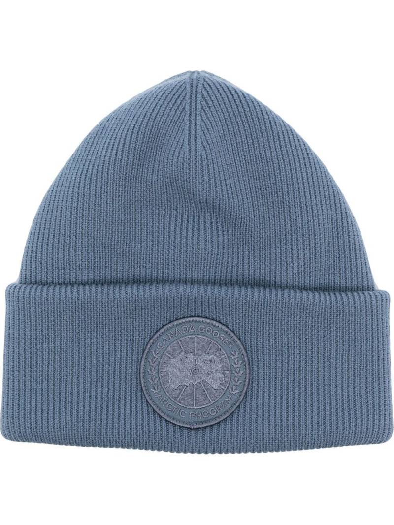 Canada Goose tonal-disc beanie hat - Blue von Canada Goose