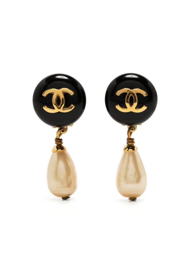 CHANEL Pre-Owned 1994 CC faux-pearl clip-on earrings - Gold von CHANEL Pre-Owned