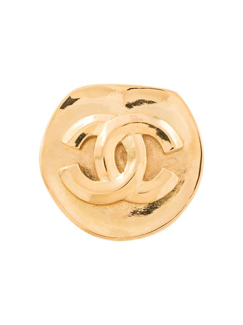 CHANEL Pre-Owned 1996 CC logo brooch - Gold von CHANEL Pre-Owned