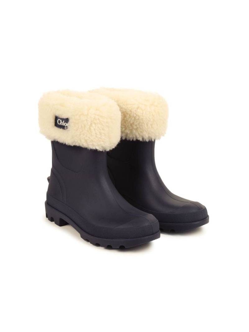 Chloé Kids faux-fur trim logo-patch wellies - Blue von Chloé Kids