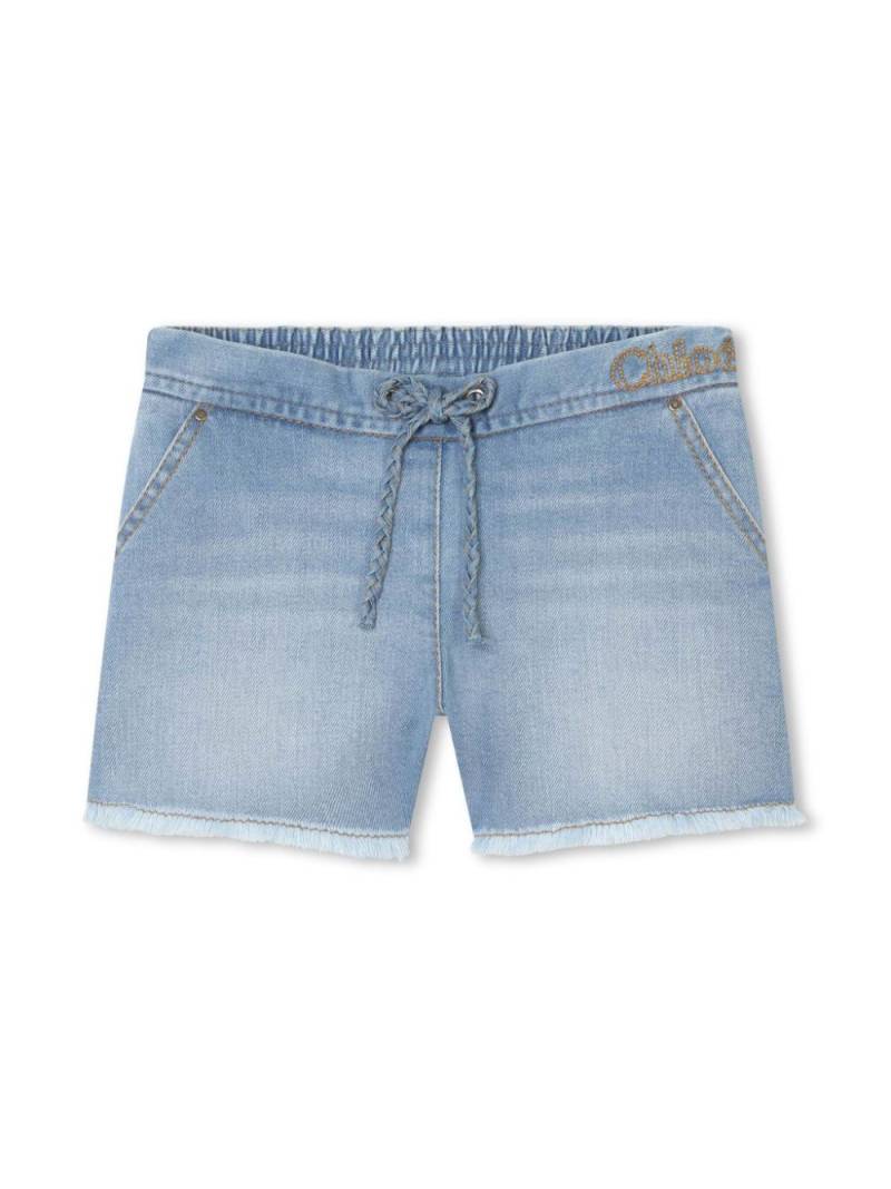 Chloé Kids logo-embroidered fringed denim shorts - Blue von Chloé Kids