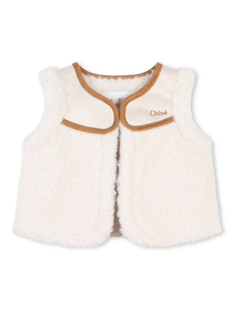 Chloé Kids logo-embroidered shearling gilet - White von Chloé Kids