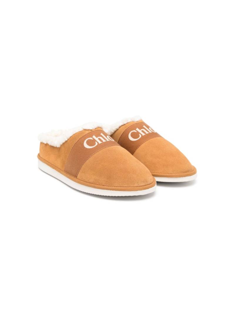 Chloé Kids logo-print slippers - Neutrals von Chloé Kids