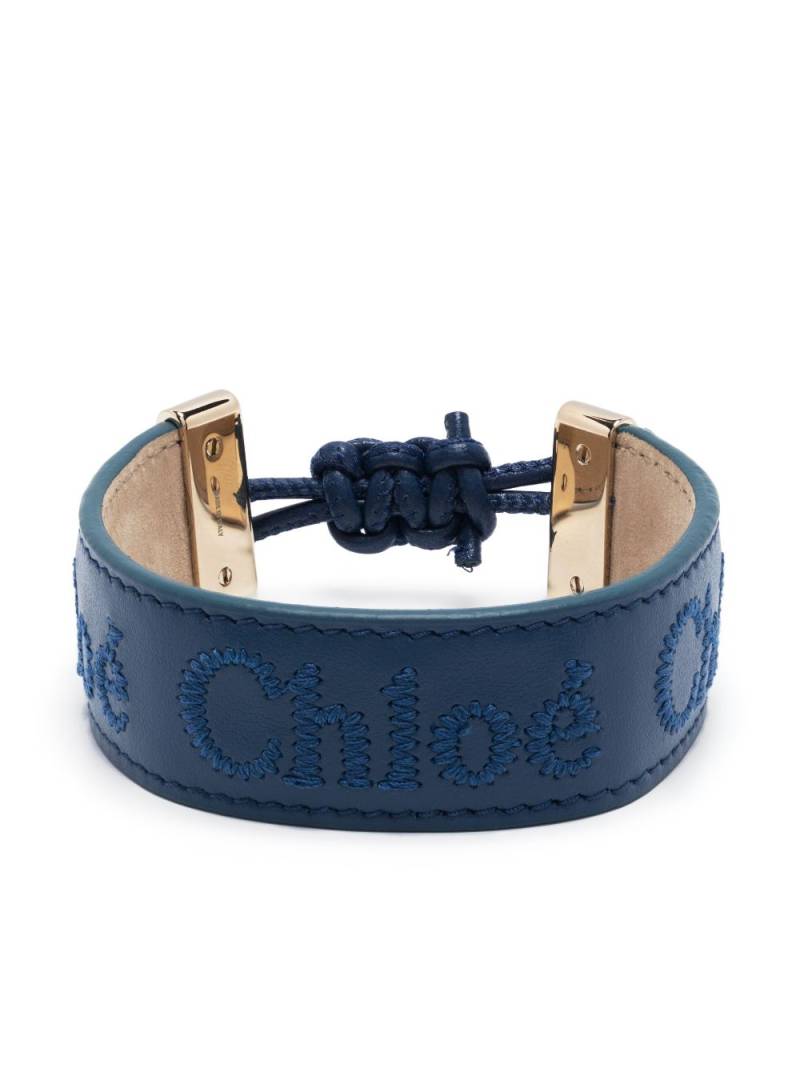 Chloé embroidered-logo leather bracelet - Blue von Chloé