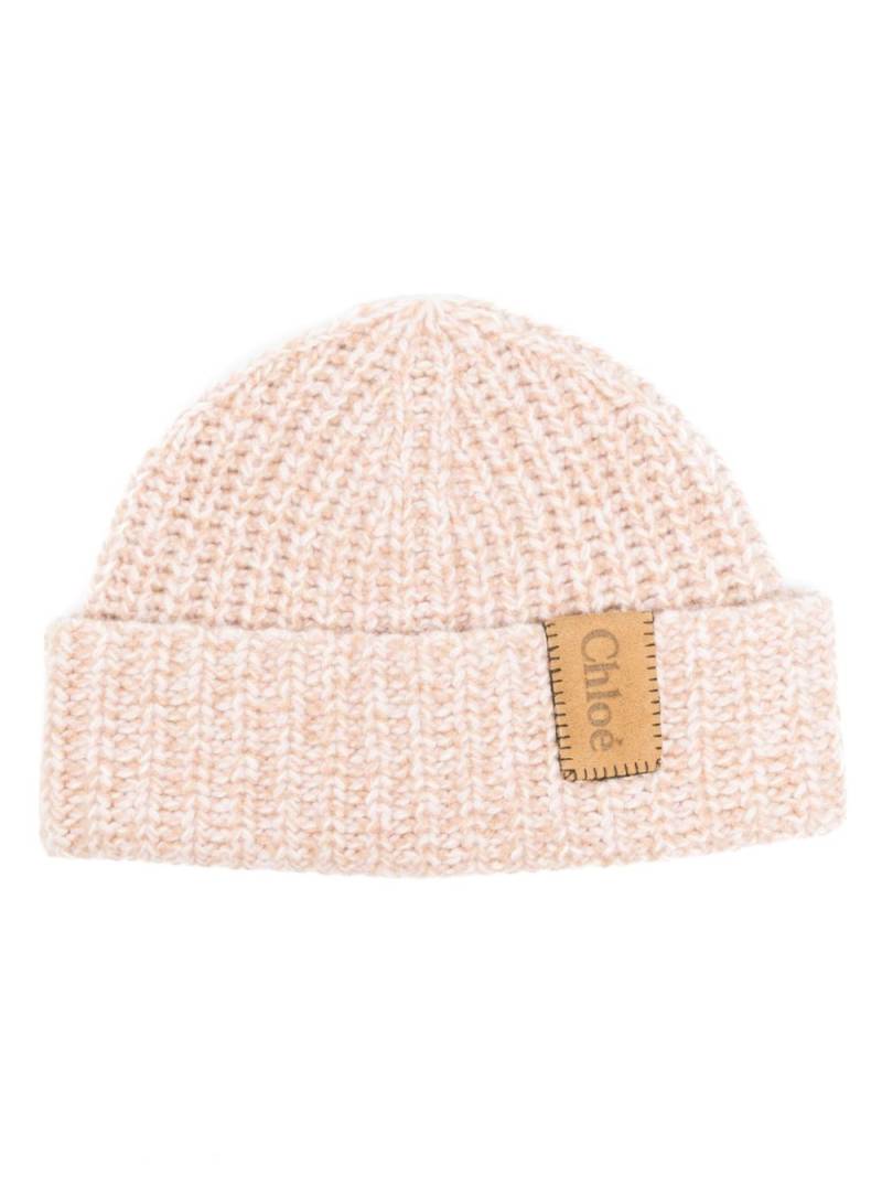 Chloé logo-tag knitted beanie - Neutrals von Chloé