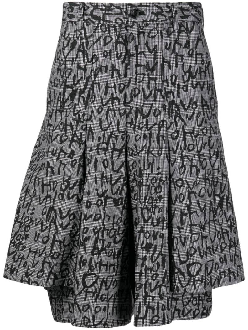 Comme des Garçons Homme Plus graphic-print pleated shorts - Black von Comme des Garçons Homme Plus