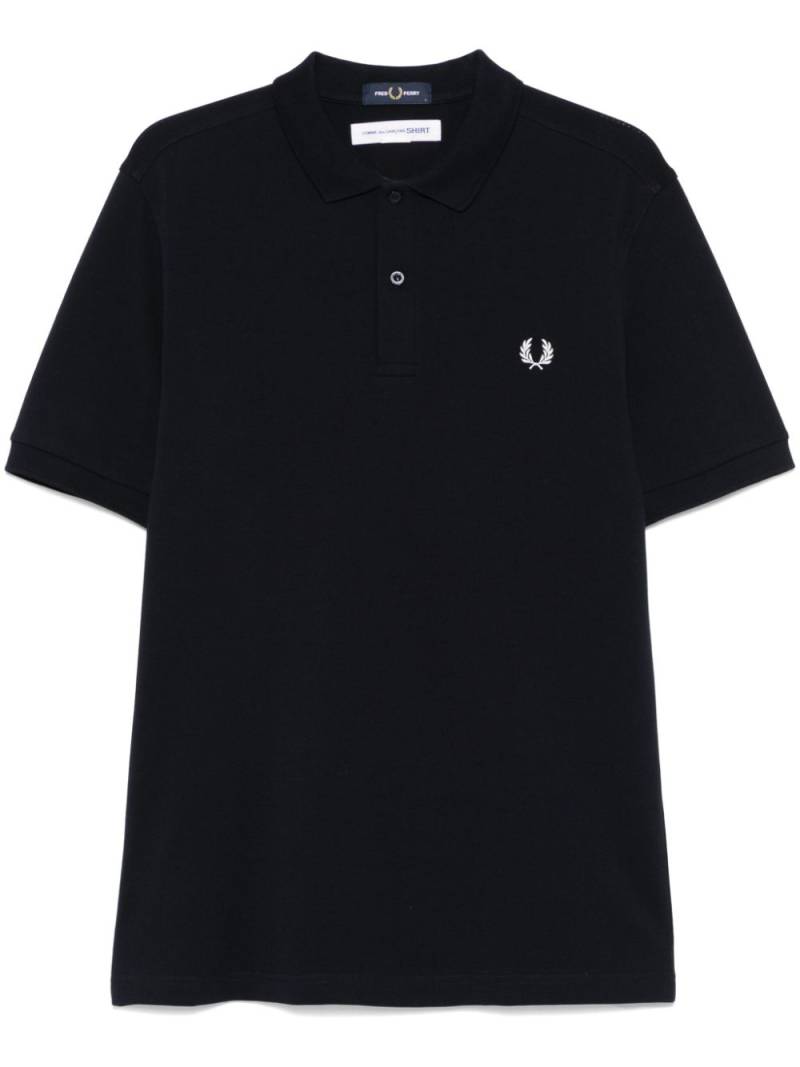 Comme Des Garçons Shirt x Fred Perry slogan-print polo shirt - Blue von Comme Des Garçons Shirt