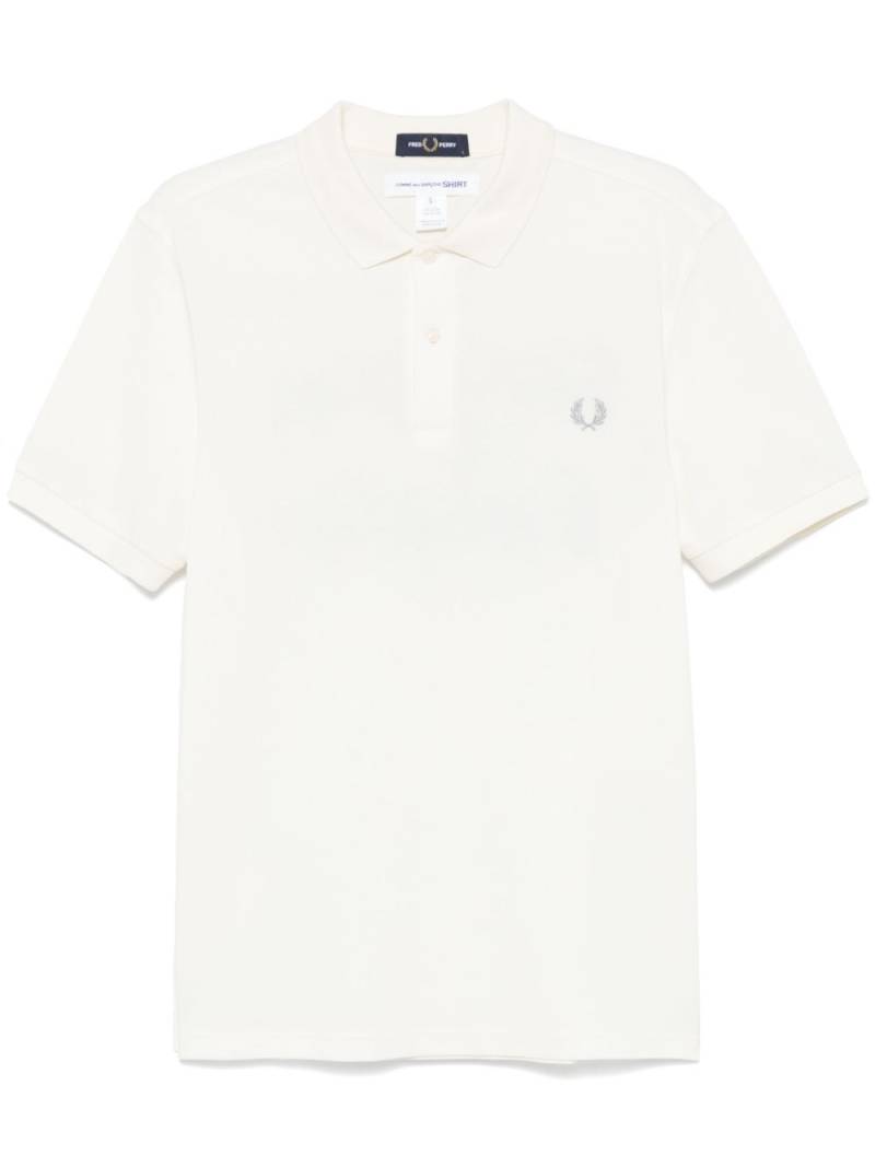 Comme Des Garçons Shirt x Fred Perry slogan-print polo shirt - Neutrals von Comme Des Garçons Shirt