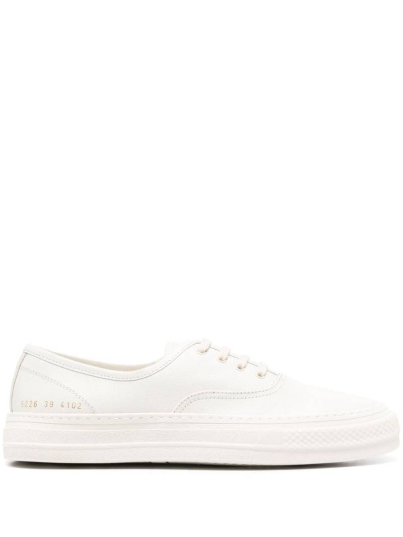 Common Projects logo-print leather sneakers - Neutrals von Common Projects