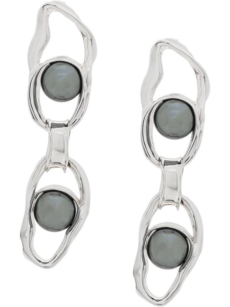 Coup De Coeur Liquid Pearl Chained earrings - Silver von Coup De Coeur