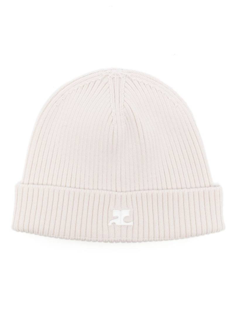 Courrèges logo-patch ribbed beanie - Neutrals von Courrèges