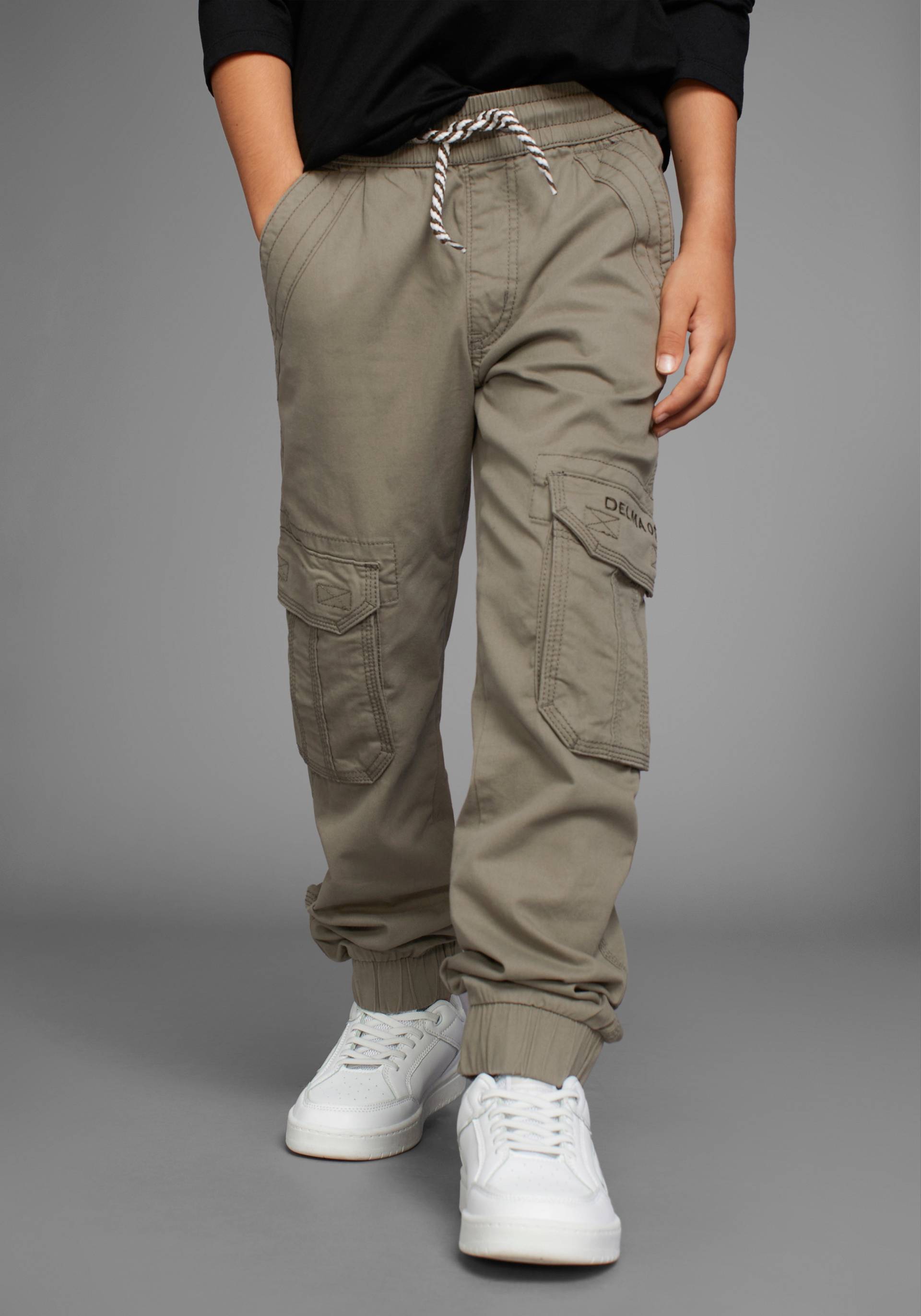 DELMAO Cargohose »in bequemer Schlupfform«, mit Logo-Stickerei DELMAO Cargohose »in bequemer Schlupfform«, mit Logo-Stickerei von DELMAO