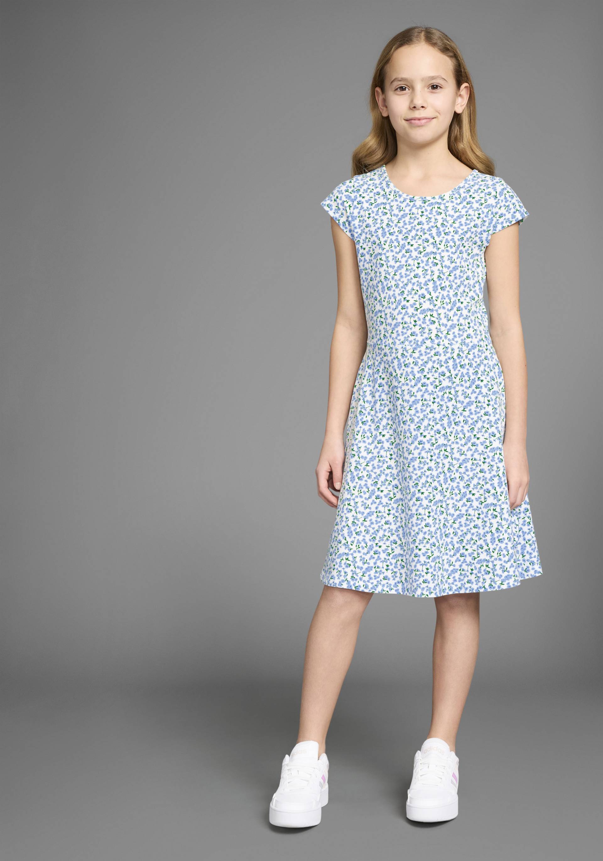 DELMAO Jerseykleid »Skaterkleid in Allover-Design«, weich fallendes Jersey-Kleid DELMAO Jerseykleid »Skaterkleid in Allover-Design«, weich fallendes Jersey-Kleid von DELMAO