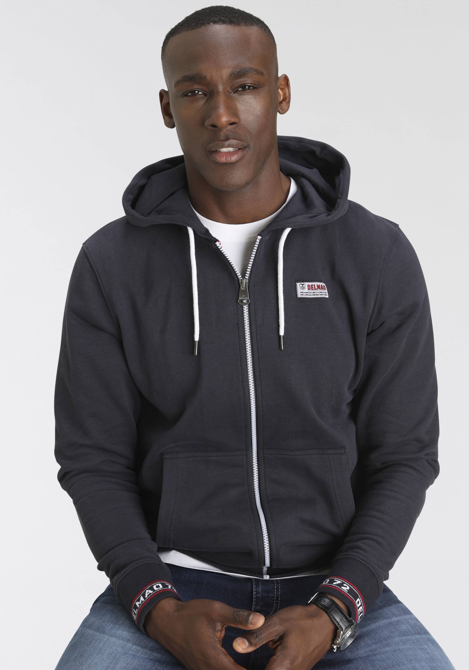 DELMAO Kapuzensweatjacke, mit kontrastfarbenen Reissverschlüssen DELMAO Kapuzensweatjacke, mit kontrastfarbenen Reissverschlüssen von DELMAO