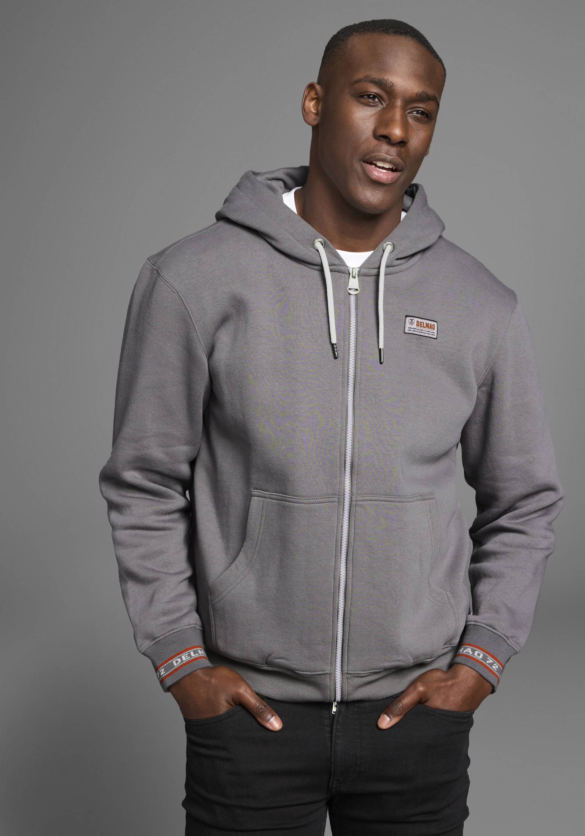 DELMAO Kapuzensweatjacke, mit kontrastfarbenen Reissverschlüssen DELMAO Kapuzensweatjacke, mit kontrastfarbenen Reissverschlüssen von DELMAO