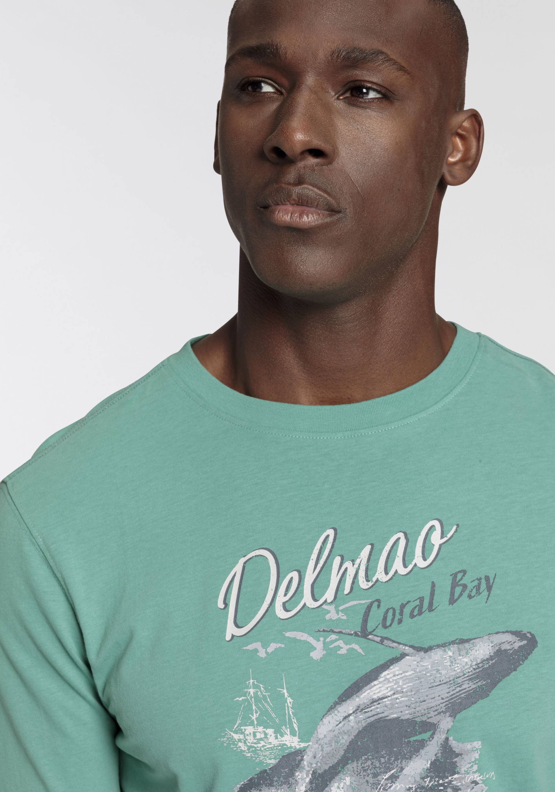 DELMAO Langarmshirt, mit Print von DELMAO