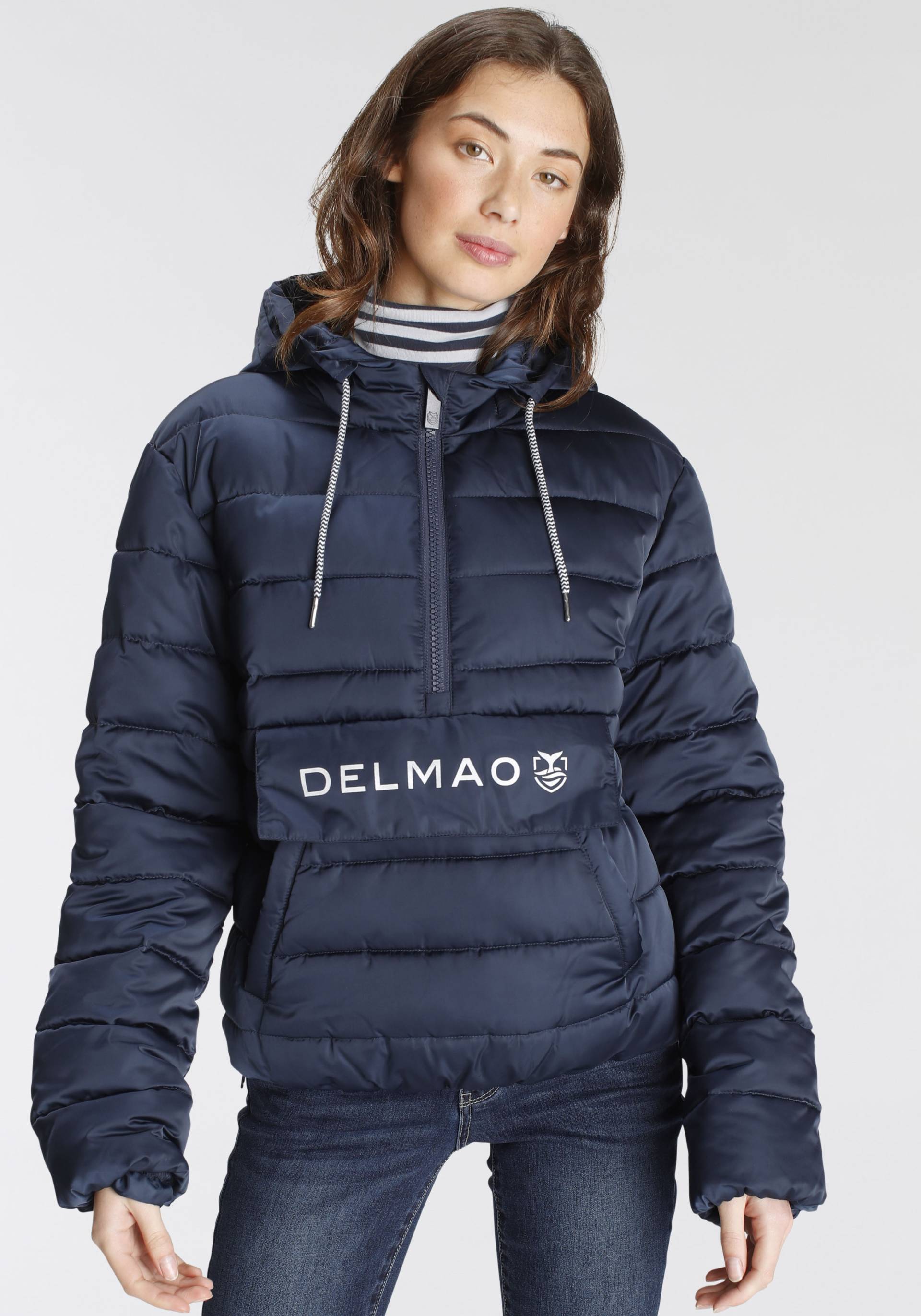 DELMAO Steppjacke, mit Kapuze, mit Logoprint auf der Taschenklappe ---NEUE MARKE! von DELMAO