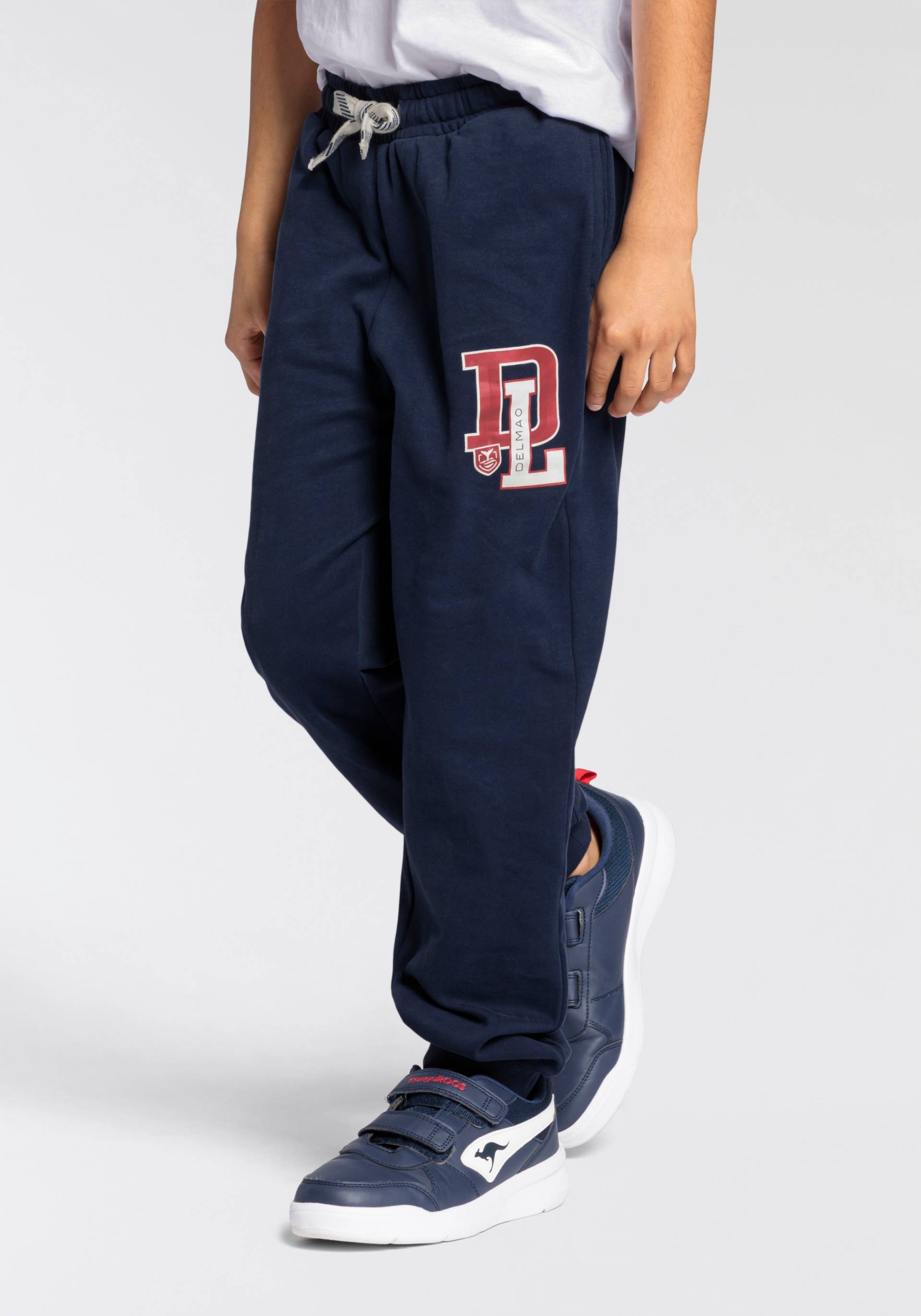 DELMAO Sweathose »Jogginghose mit Logo-Print«, mit Logo-Print. NEUE MARKE DELMAO Sweathose »Jogginghose mit Logo-Print«, mit Logo-Print. NEUE MARKE von DELMAO