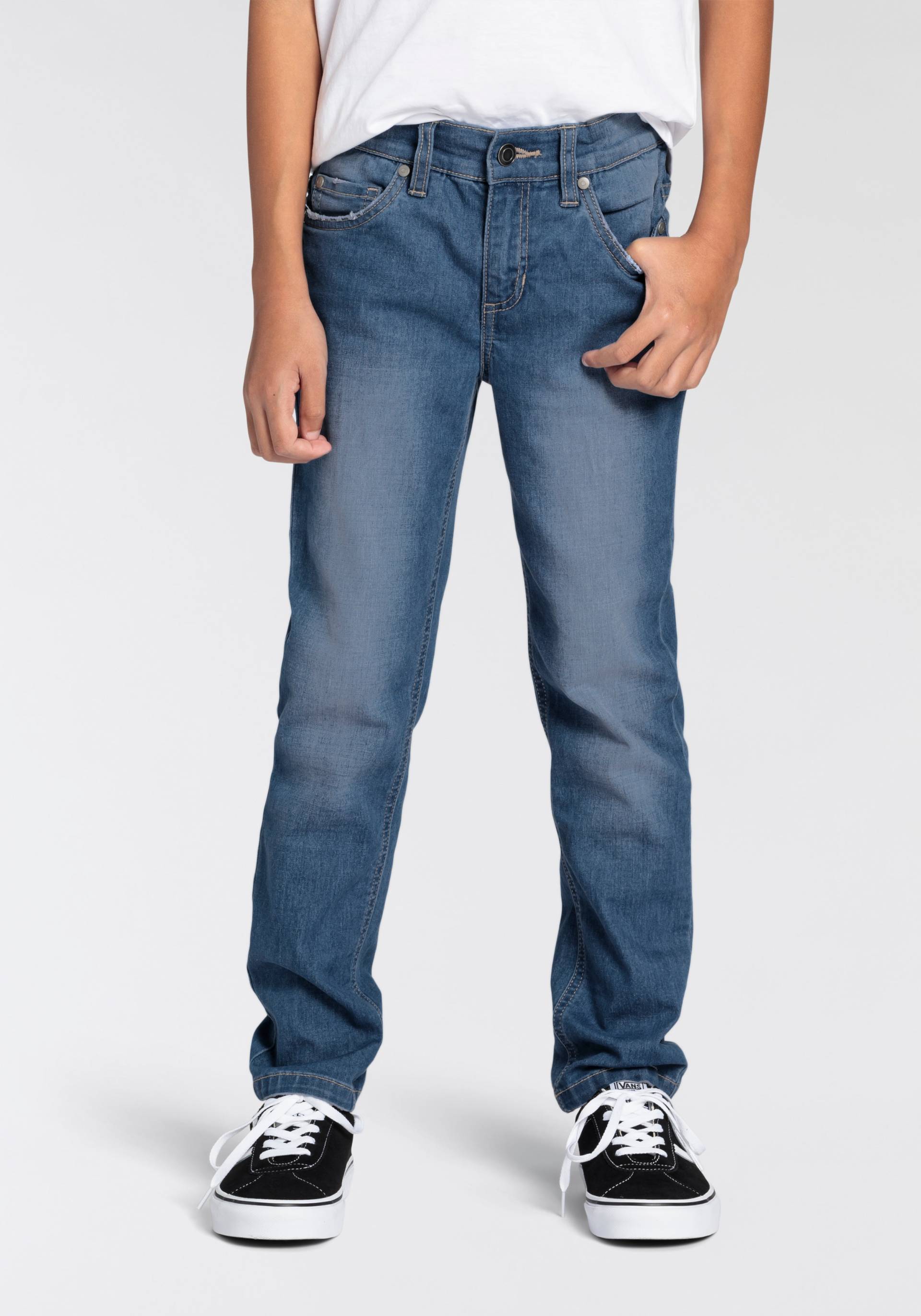 DELMAO Stretch-Jeans »Straight-fit Jeans für Jungen«, elastisches Material, Used-Look-Waschung, niedrige Leibhöhe DELMAO Stretch-Jeans »Straight-fit Jeans für Jungen«, elastisches Material, Used-Look-Waschung, niedrige Leibhöhe von DELMAO