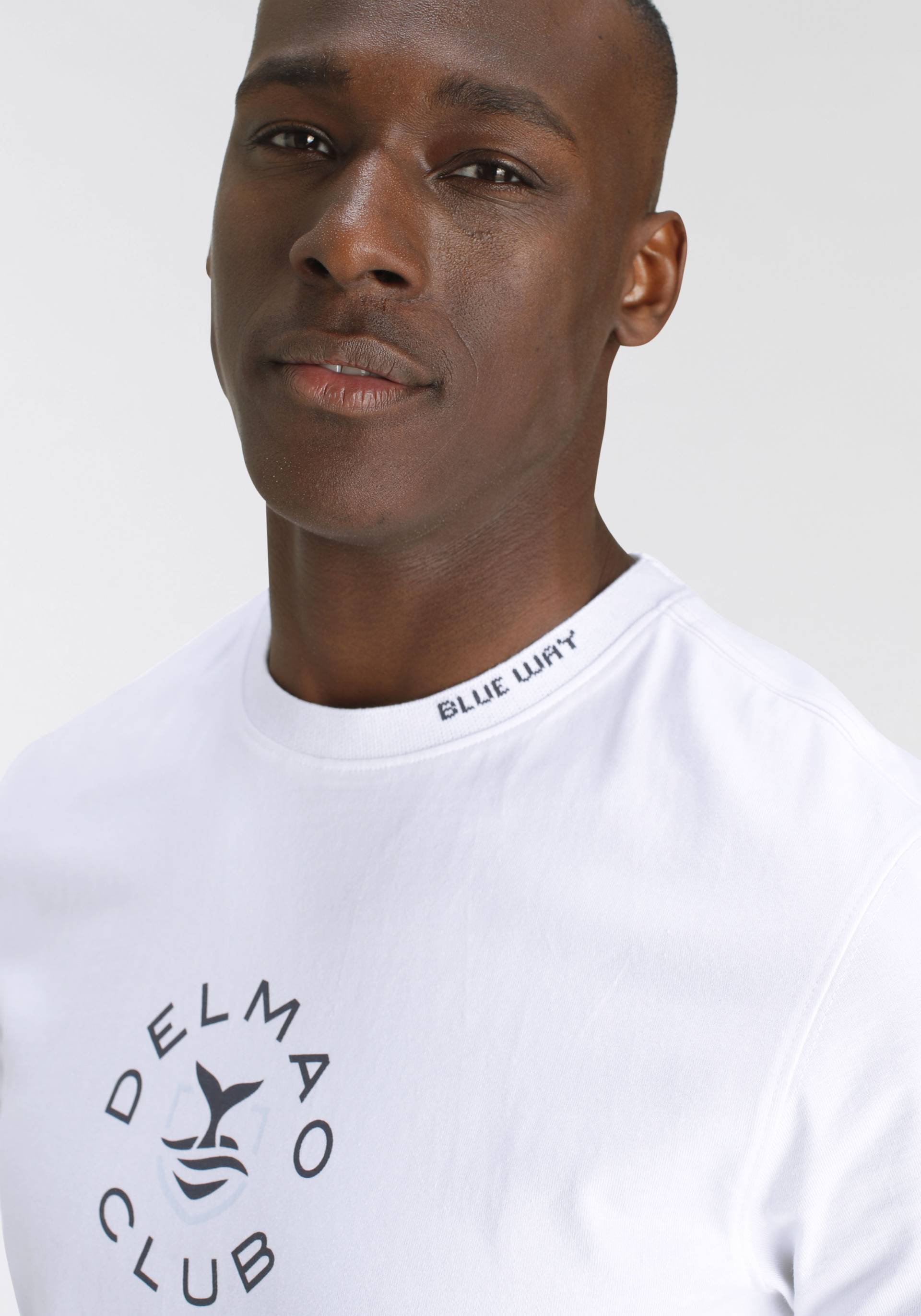 DELMAO T-Shirt, Kurzarm, lässige Passform, mit Print und Schriftzug, Rundhals DELMAO T-Shirt, Kurzarm, lässige Passform, mit Print und Schriftzug, Rundhals von DELMAO