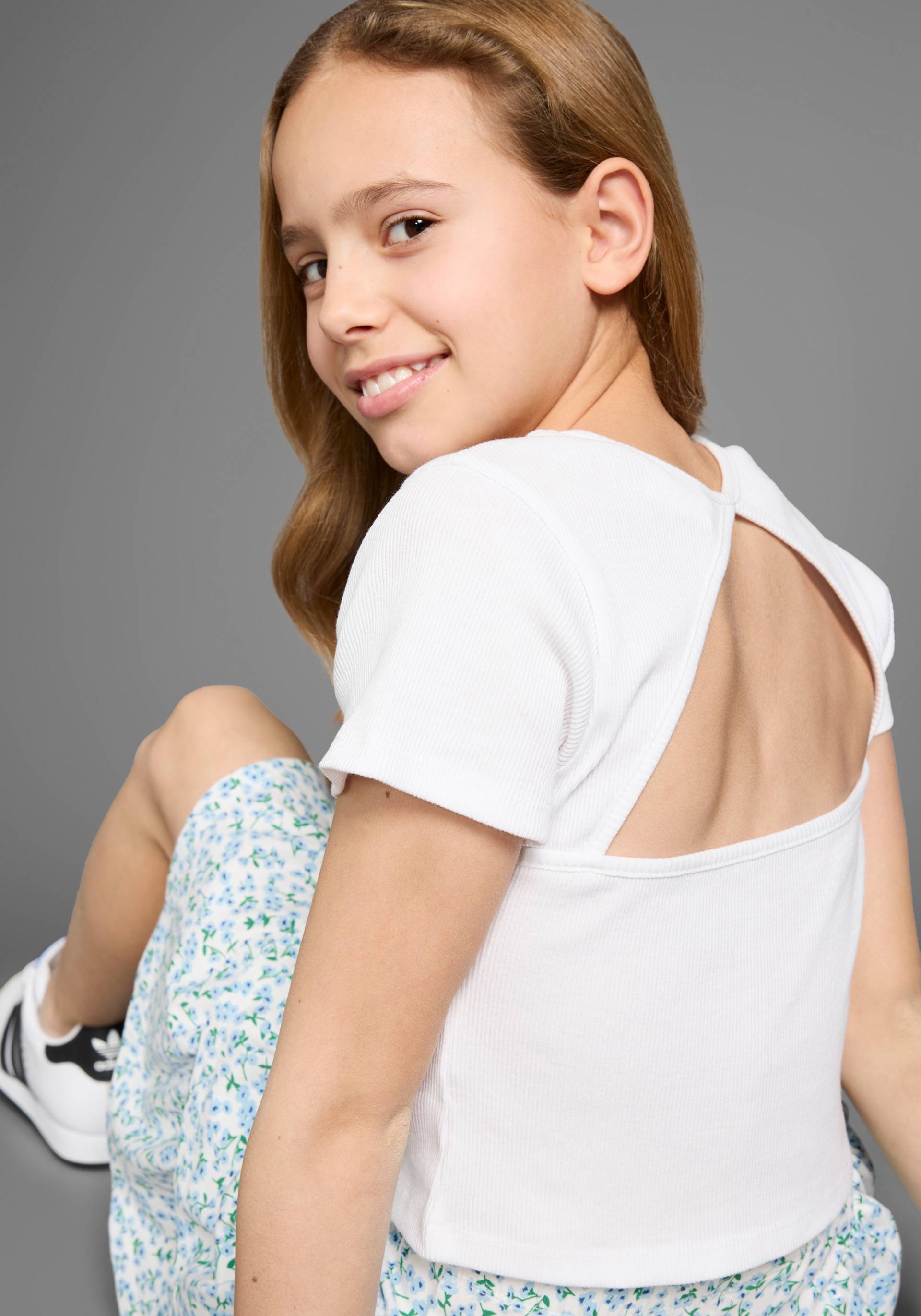 DELMAO T-Shirt »Shirt mit Rücken-Cut out«, mit cut out im Rückenteil DELMAO T-Shirt »Shirt mit Rücken-Cut out«, mit cut out im Rückenteil von DELMAO