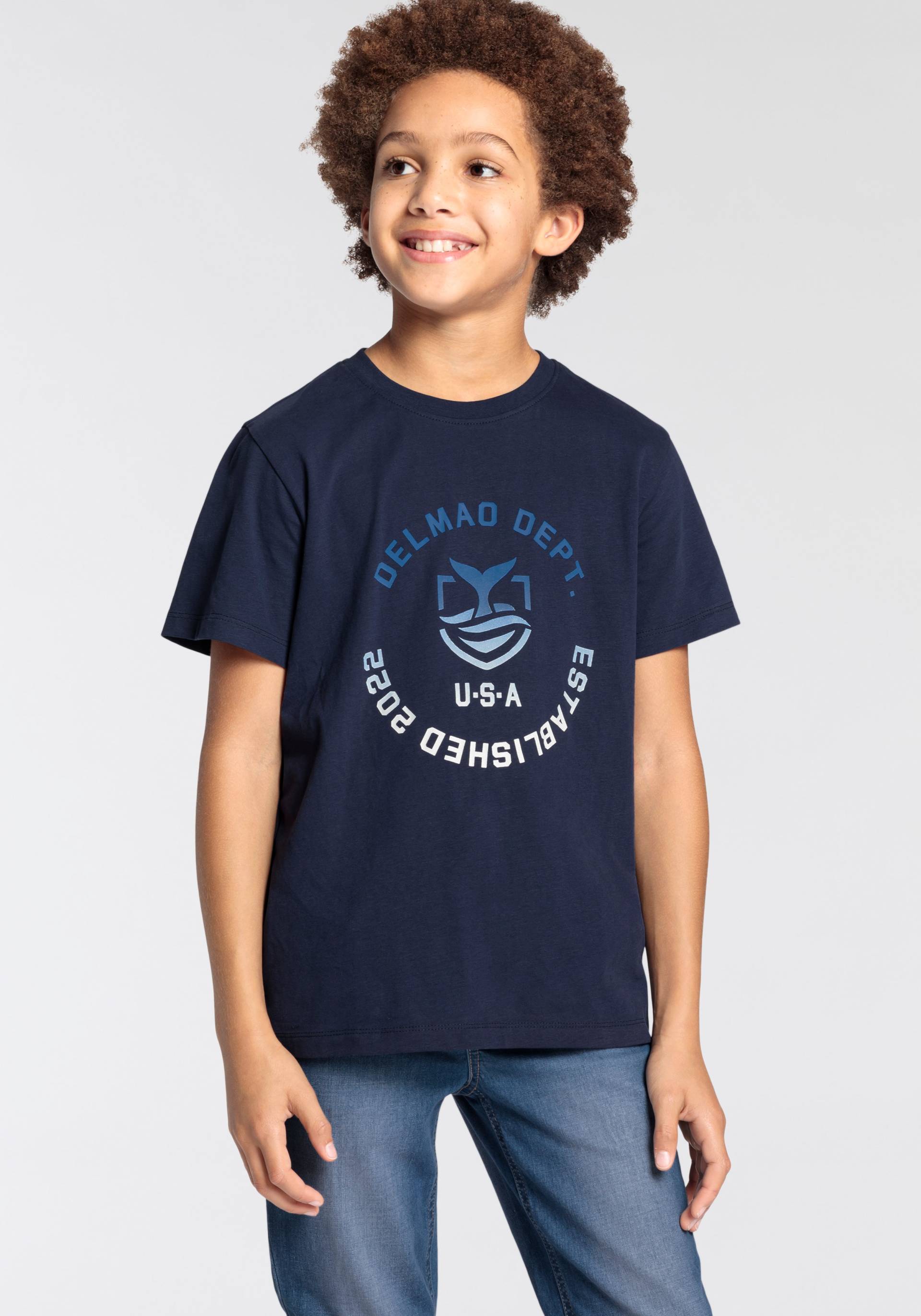 DELMAO T-Shirt »mit Logo-Print für Jungen«, Kurzarm, Basic-Passform, mit Logodruck, Rundhalsausschnitt DELMAO T-Shirt »mit Logo-Print für Jungen«, Kurzarm, Basic-Passform, mit Logodruck, Rundhalsausschnitt von DELMAO