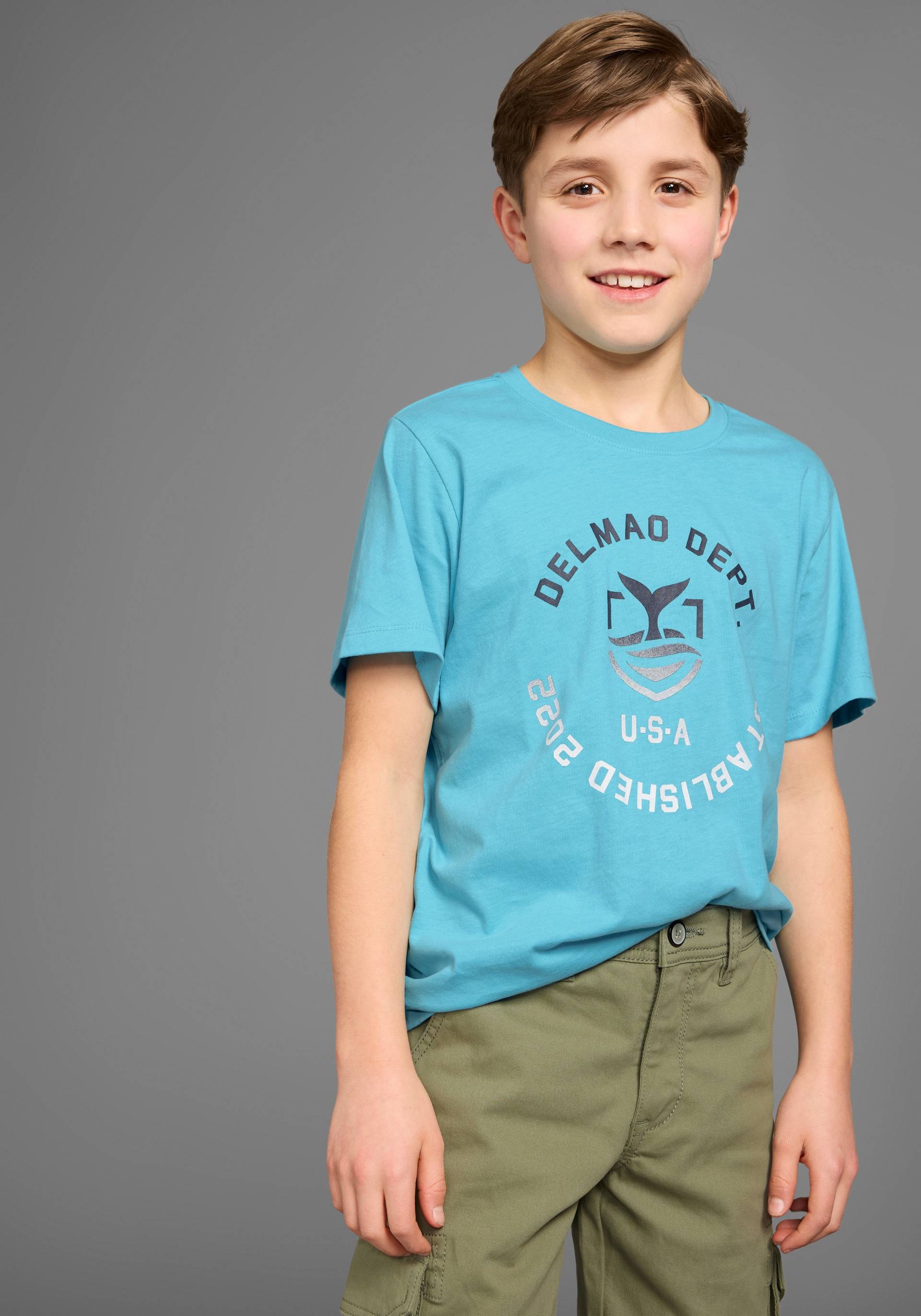 DELMAO T-Shirt »mit Logo-Print für Jungen«, Kurzarm, Basic-Passform, mit Logodruck, Rundhalsausschnitt von DELMAO