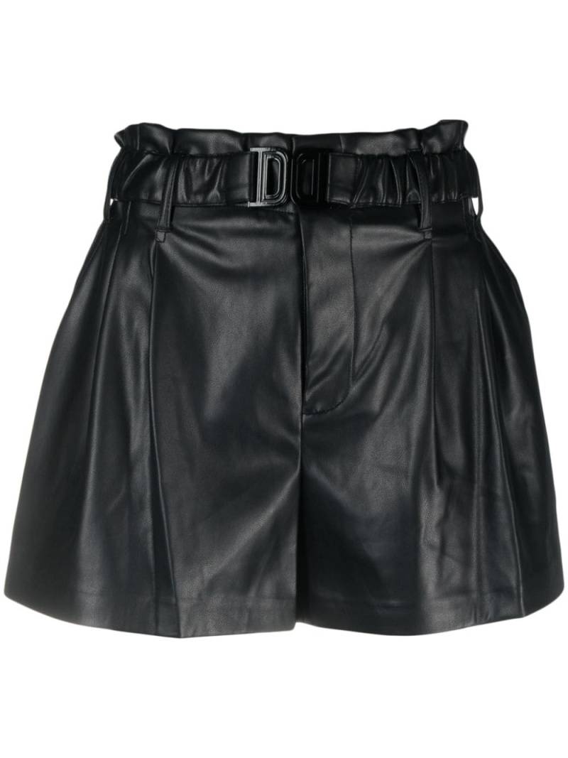 DKNY logo-buckle faux-leather shorts - Black von DKNY