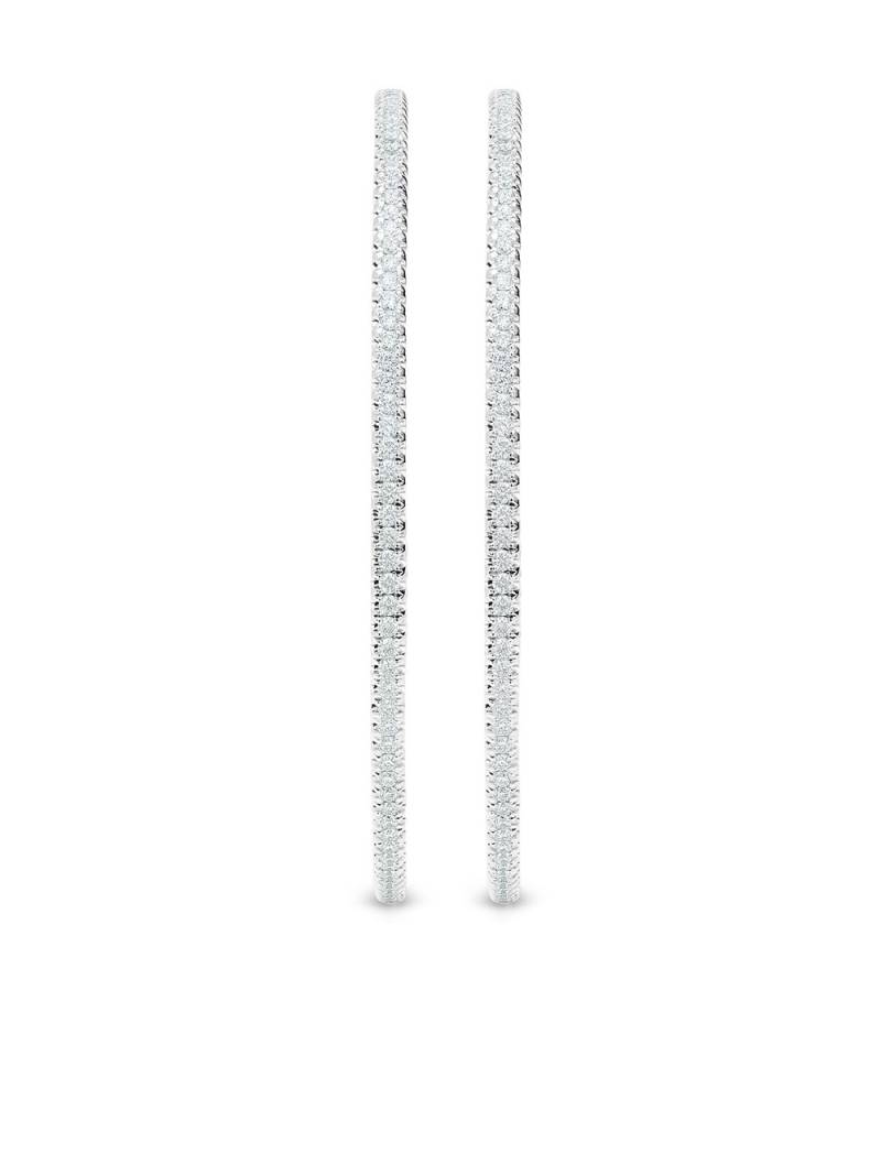 De Beers Jewellers 18kt white gold DB Classic mircopave diamond hoop earrings - Silver von De Beers Jewellers