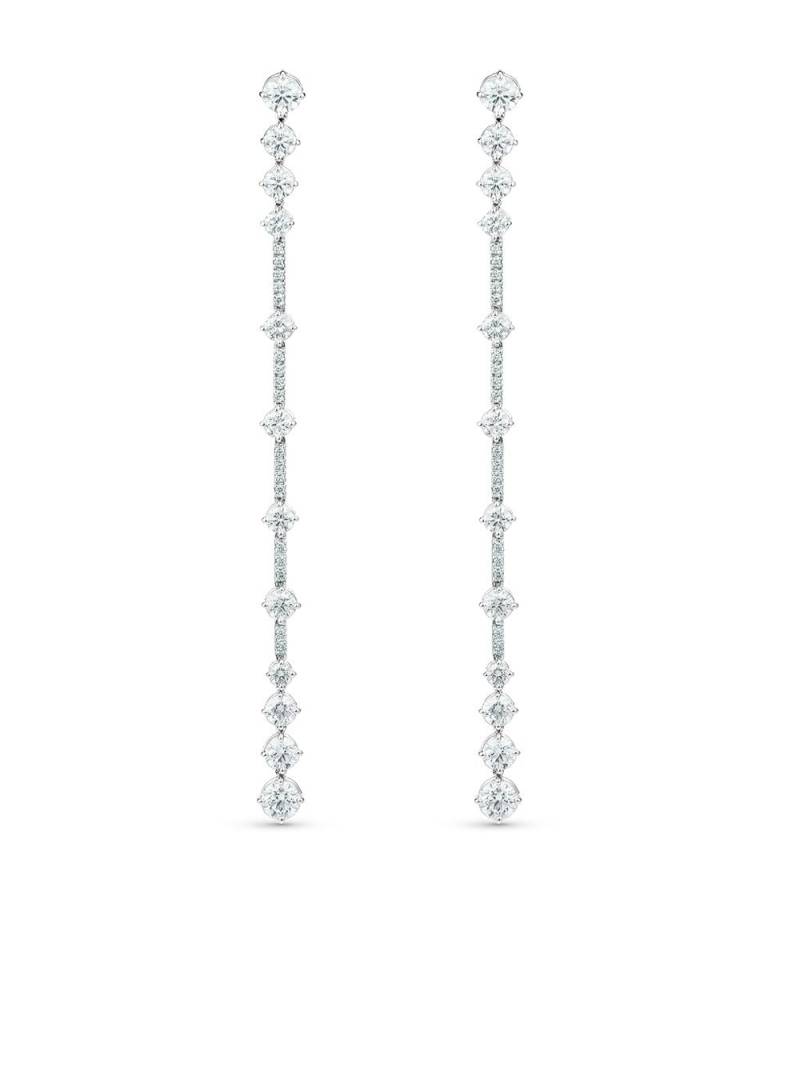 De Beers Jewellers 18kt white gold diamond Arpeggia one line earrings - Silver von De Beers Jewellers